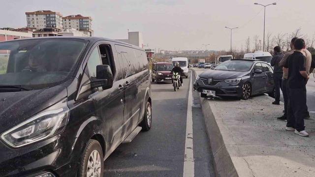 Sultangazi’de kamyonun sıkıştırdığı otomobil refüje çıktı: 1 Yaralı