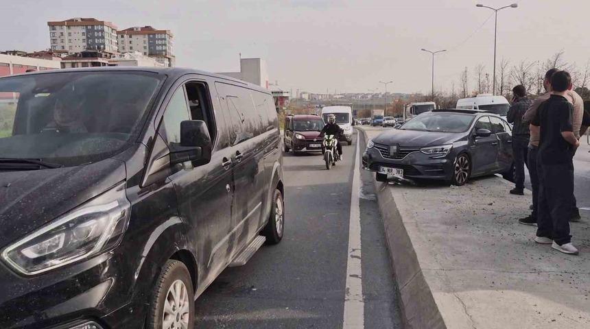 Sultangazi&rsquo;de kamyonun sıkıştırdığı otomobil ref&uuml;je &ccedil;ıktı: 1 Yaralı