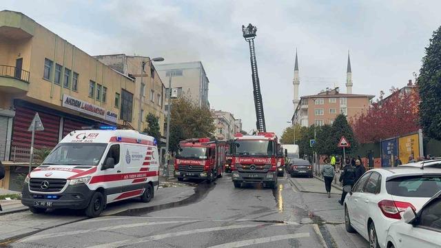 Güngören’de tekstil fabrikası alev alev yandı: O anlar kamerada 1