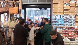 10 lira olduğunu duyan koştu! Birbirlerini ite ite girdiler