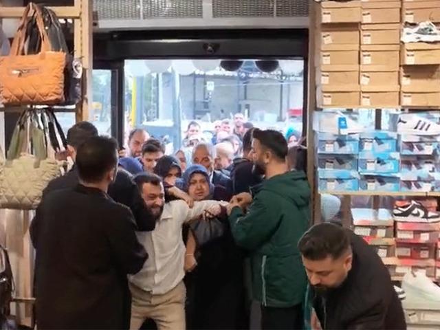 10 lira olduğunu duyan koştu! Birbirlerini ite ite girdiler