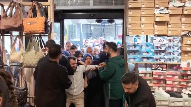 10 lira olduğunu duyan koştu! Birbirlerini ite ite girdiler