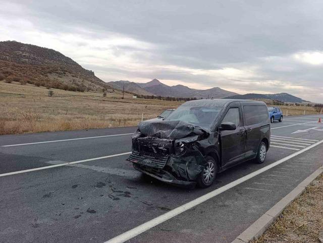 Hafif ticari araçların çarpıştığı kaza 7 kişi yaralandı 2