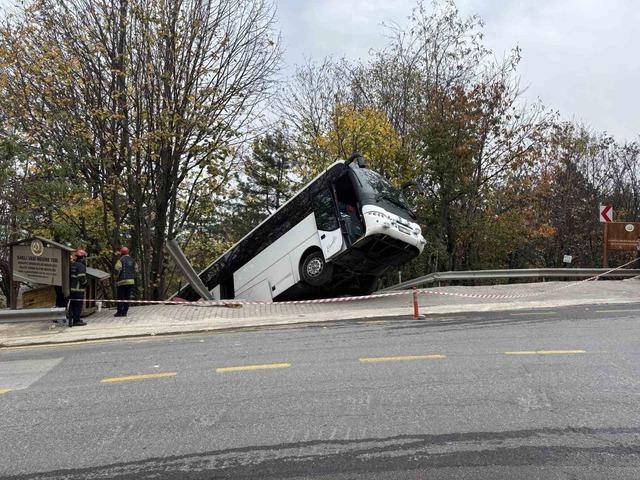 Facianın eşiğinden dönüldü: Tur otobüsü şarampole düştü 1