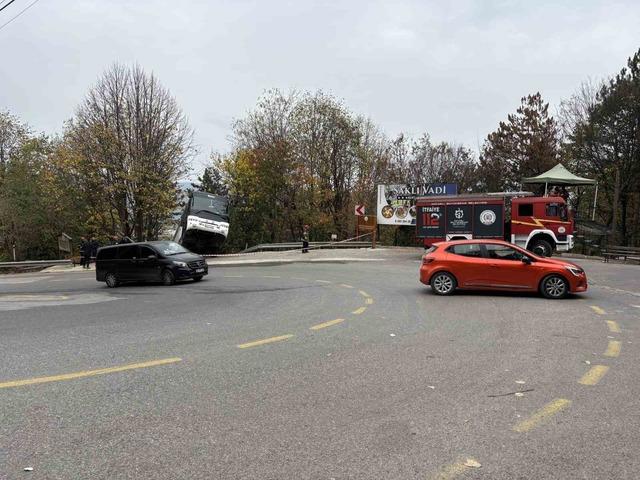 Facianın eşiğinden dönüldü: Tur otobüsü şarampole düştü 2