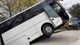 Facianın eşiğinden dönüldü: Tur otobüsü şarampole düştü