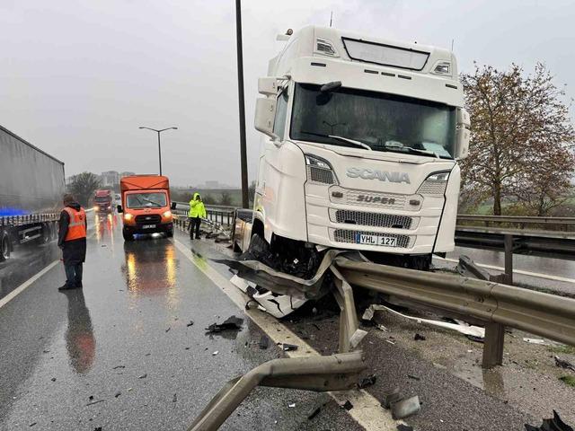 Tır bariyere saplandı 3