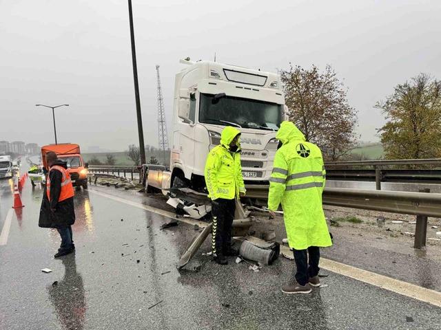 Tır bariyere saplandı 2