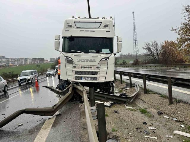 Tır bariyere saplandı 1