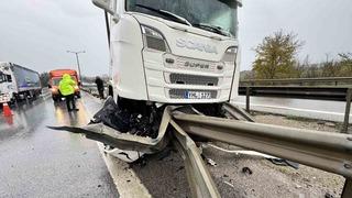 Tır bariyere saplandı