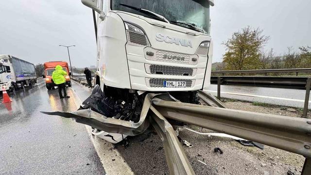 Tır bariyere saplandı