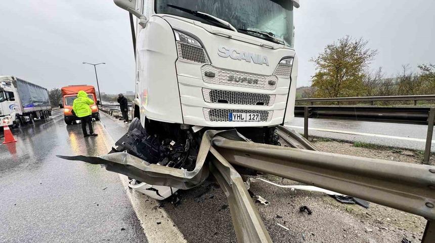 Tır bariyere saplandı