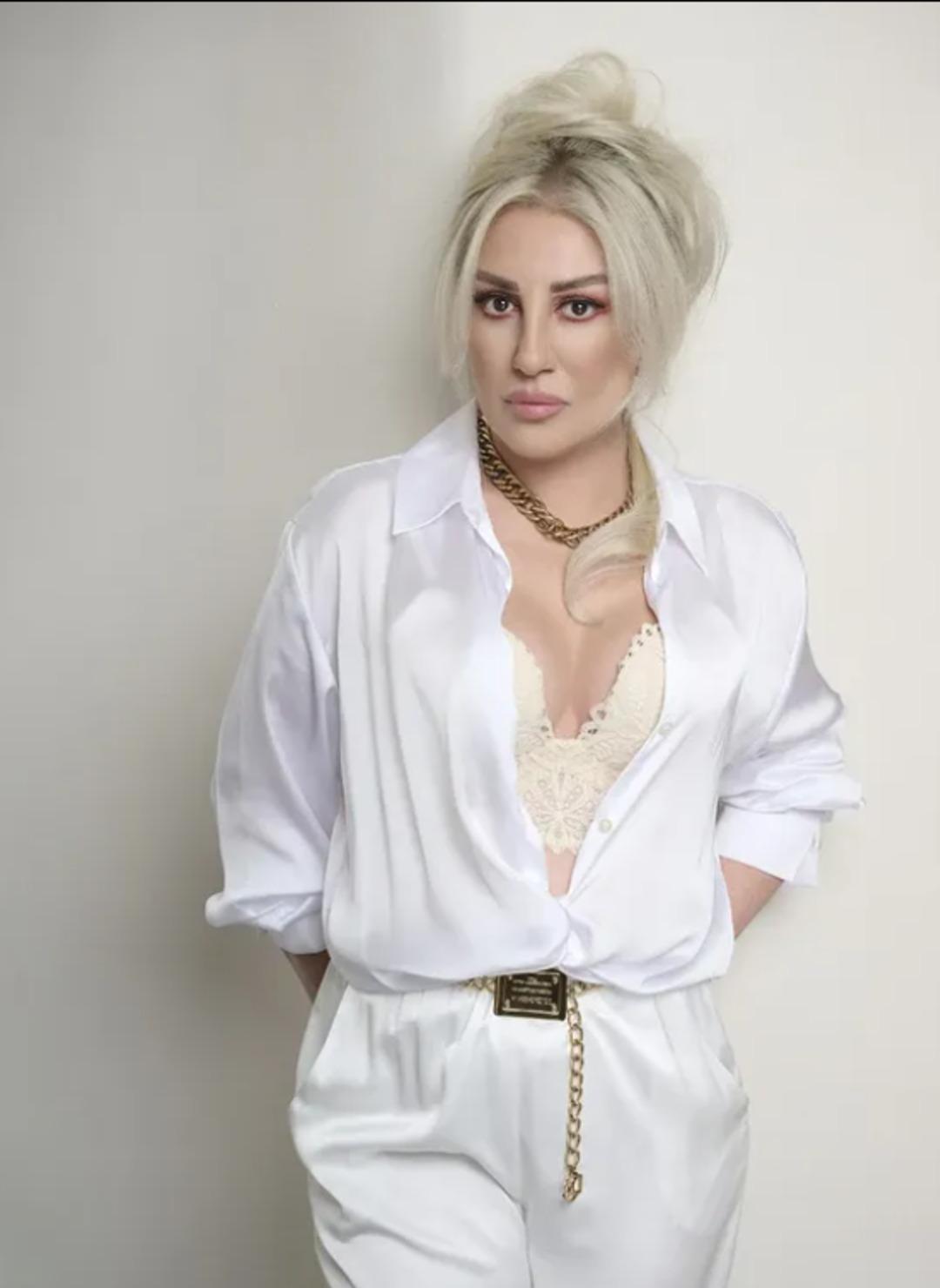  Yaşlanmayacağım  diyen Muazzez Ersoy gömleğinin düğmelerini açtı! Dekoltesi olay oldu 2