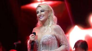 Muazzez Ersoy gömleğinin düğmelerini açtı! Dekoltesi sosyal medyayı ikiye böldü