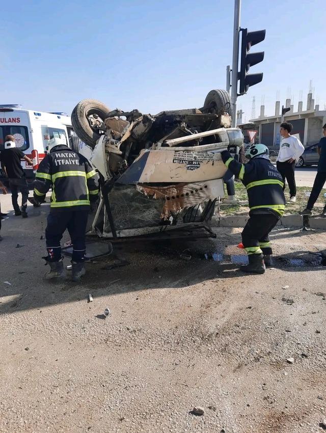 Hatay’da 3 otomobil çarpıştı: 7 yaralı 1