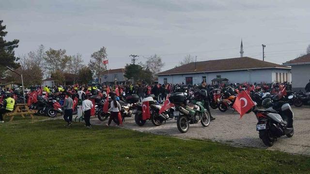 300 motosikletli, konvoyla şehit ailesine taziyede bulundu 2