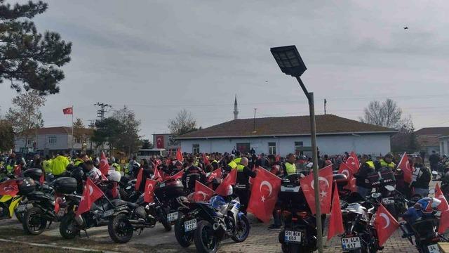300 motosikletli, konvoyla şehit ailesine taziyede bulundu 1