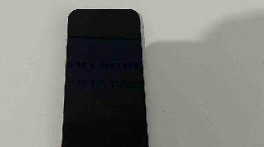 Kaldırımda uyuyan adamın telefonunu &ccedil;aldı: O anlar kamerada