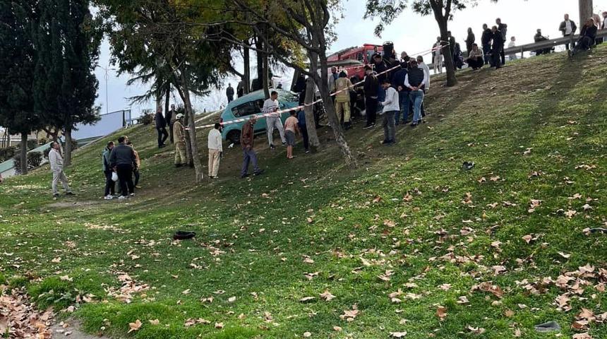 Esenler&rsquo;de otomobil şarampole yuvarlandı: S&uuml;r&uuml;c&uuml; ağır yaralandı