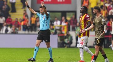 Göztepe-Kocaelispor maçında gol yok her şey var! Hakem 2 kez kırmızı kartı iptal etti
