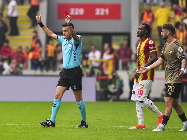 Göztepe-Kocaelispor maçında gol yok her şey var! Hakem 2 kez kırmızı kartı iptal etti