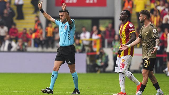 Göztepe-Kocaelispor maçında gol yok her şey var! Hakem 2 kez kırmızı kartı iptal etti