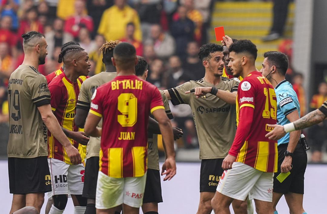 G&ouml;ztepe-Kocaelispor ma&ccedil;ında gol yok her şey var! Hakem 2 kez kırmızı kartı iptal etti 1