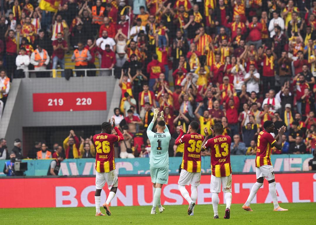 G&ouml;ztepe-Kocaelispor ma&ccedil;ında gol yok her şey var! Hakem 2 kez kırmızı kartı iptal etti 4