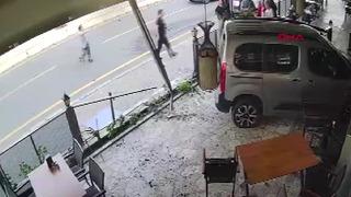 Yer: Aydın! 15 yaşındaki sürücü, otomobille restorana daldı