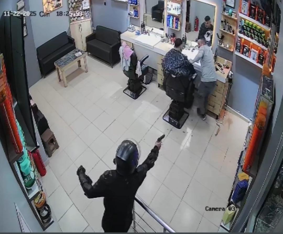 Berber dükkanında dehşet! Kasklı saldırgan kurşun yağdırdı 1