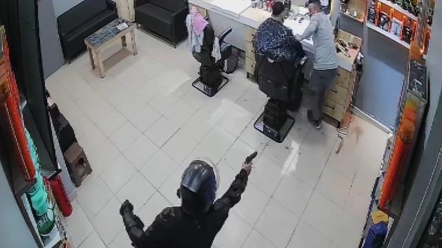 Berber dükkanında dehşet! Kasklı saldırgan kurşun yağdırdı