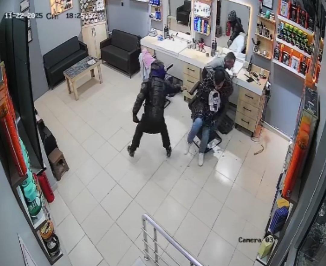 Berber dükkanında dehşet! Kasklı saldırgan kurşun yağdırdı 2