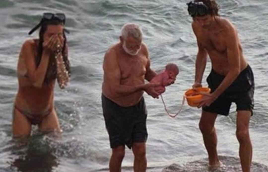 Denizin ortasında doğurdu! Şaşkına &ccedil;eviren anlar