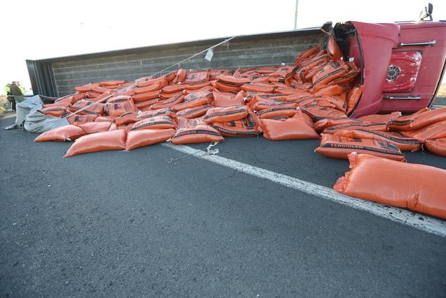 Kars-Ardahan kara yolu devrilen yem yüklü tır nedeniyle ulaşıma kapandı 4