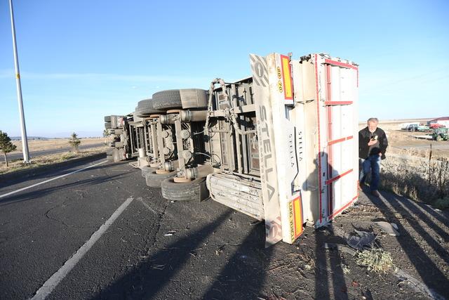 Kars-Ardahan kara yolu devrilen yem yüklü tır nedeniyle ulaşıma kapandı 3