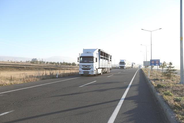 Kars-Ardahan kara yolu devrilen yem yüklü tır nedeniyle ulaşıma kapandı 2