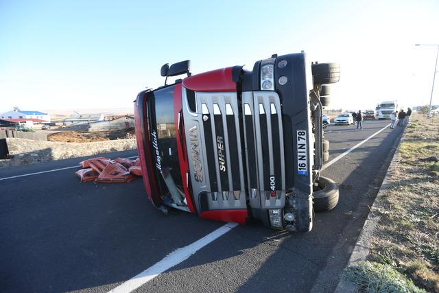 Kars-Ardahan kara yolu devrilen yem yüklü tır nedeniyle ulaşıma kapandı 1