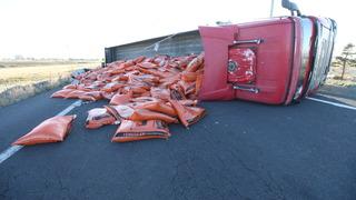 Kars-Ardahan kara yolu devrilen yem yüklü tır nedeniyle ulaşıma kapandı