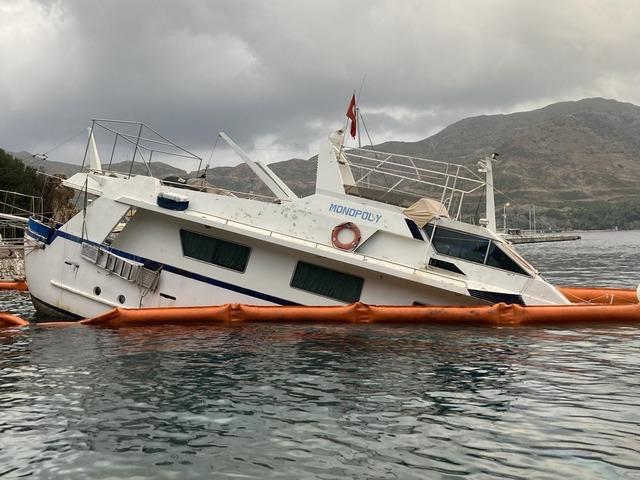 Marmaris te su alıp yarısı batan tekneden yakıt sızıntısına karşı önlem alındı 1