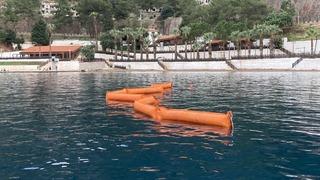 Marmaris'te su alıp yarısı batan tekneden yakıt sızıntısına karşı önlem alındı