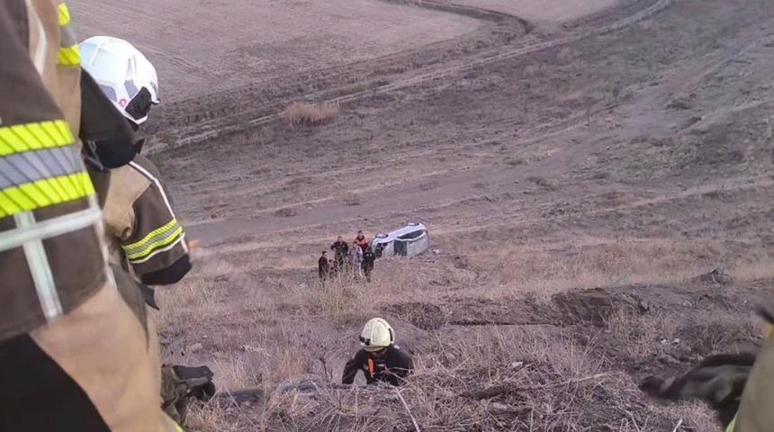 Diyarbakır'da otomobil şarampole yuvarlandı