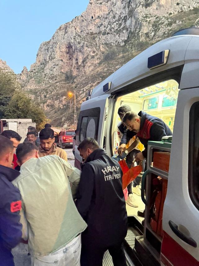 Hatay da dağda mahsur kalan kişi kurtarıldı 2