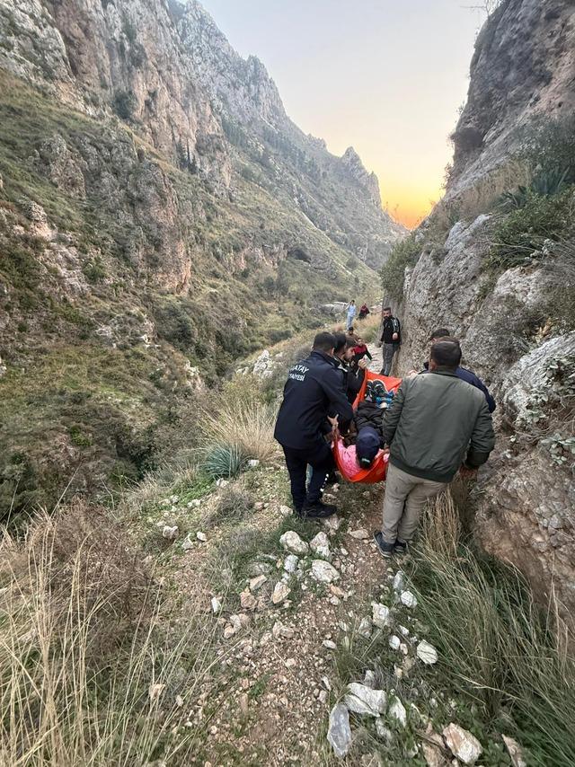 Hatay da dağda mahsur kalan kişi kurtarıldı 1