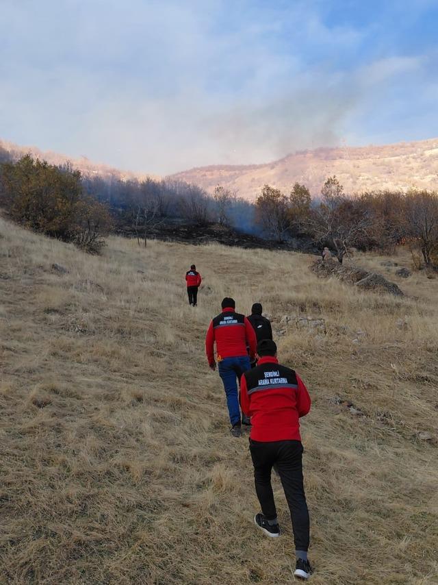 Hakkari de ağaçlık alanda çıkan yangın kontrol altına alındı 3