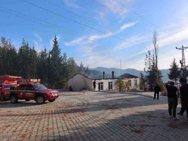 Antalya’da ormanlık alanda çıkan yangında eski okulun çatısı yandı 1