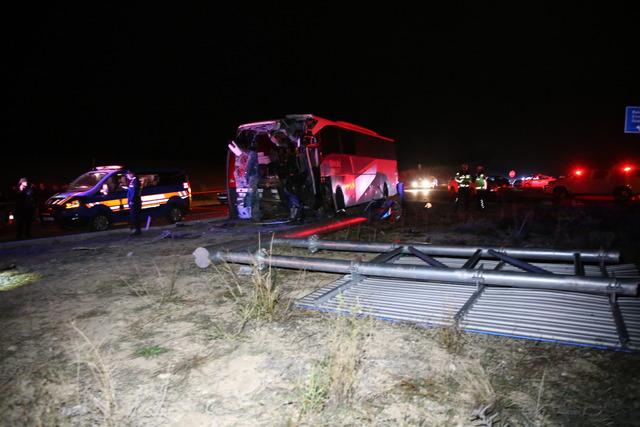 Denizli deki yolcu otobüsü ile minibüsün çarpıştığı kazada yaralananlardan 1 kişi öldü 6