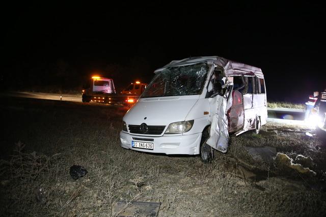 Denizli deki yolcu otobüsü ile minibüsün çarpıştığı kazada yaralananlardan 1 kişi öldü 5