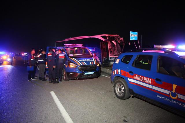 Denizli deki yolcu otobüsü ile minibüsün çarpıştığı kazada yaralananlardan 1 kişi öldü 4
