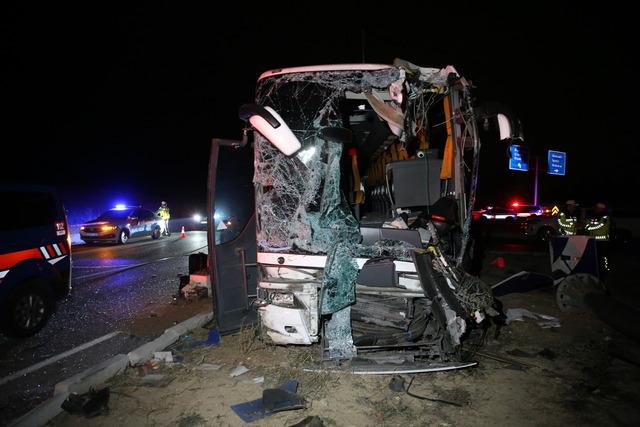 Denizli deki yolcu otobüsü ile minibüsün çarpıştığı kazada yaralananlardan 1 kişi öldü 3