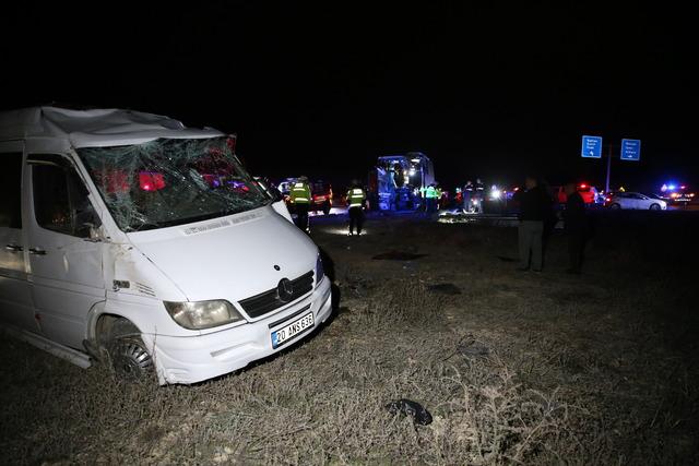 Denizli deki yolcu otobüsü ile minibüsün çarpıştığı kazada yaralananlardan 1 kişi öldü 1